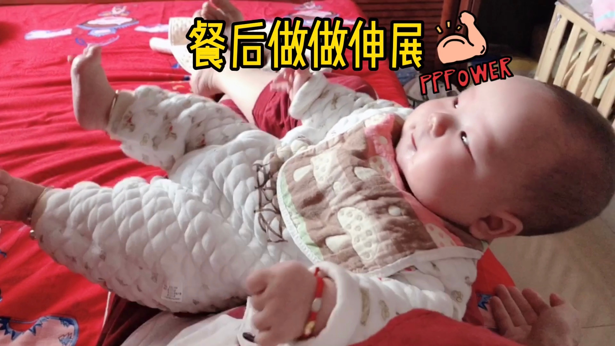 宝贝喝奶中身体的每个动作都是一道工序,最后还不忘伸伸懒腰